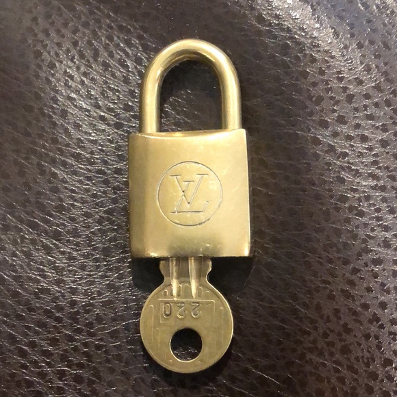 Vintage LV Louis Vuitton Padlock Lock & Key 220 - Picture 13 of 15